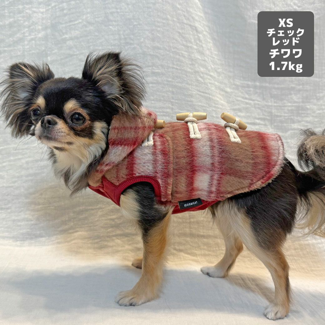 チワワ1.7kg(首18/胴23/丈27cm)のざらめちゃんはチェックレッドのXSを着用