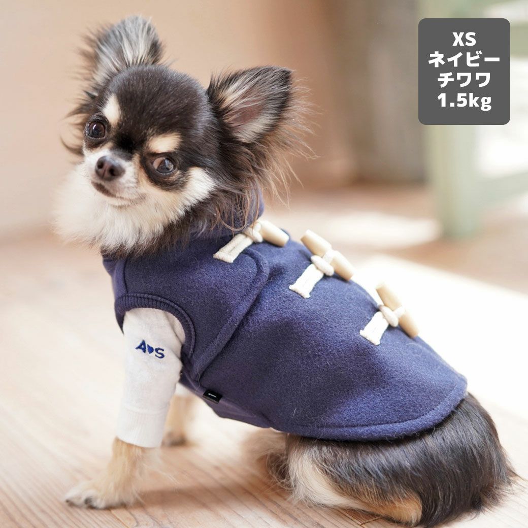 チワワ1.5kg(首19/胴27/丈18cm)のおもちくんはネイビーのXSを着用