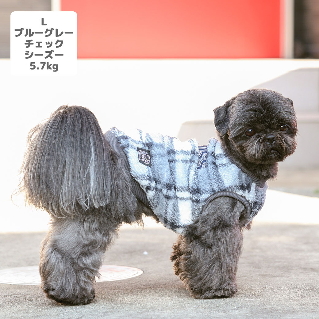 トイプードル4.5kg(首26/胴40.5/丈30cm)の里梨衣ちゃんはLUSHオレンジのLを着用