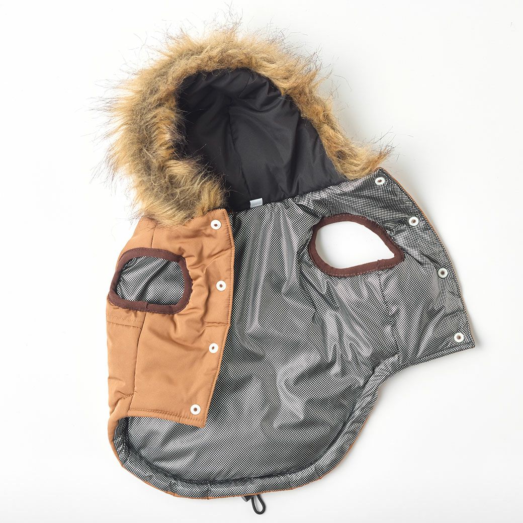 表面：軽くて柔らかいサラリとしたレイン素材。裏面：熱反射性の高いアルミをプリントした素材