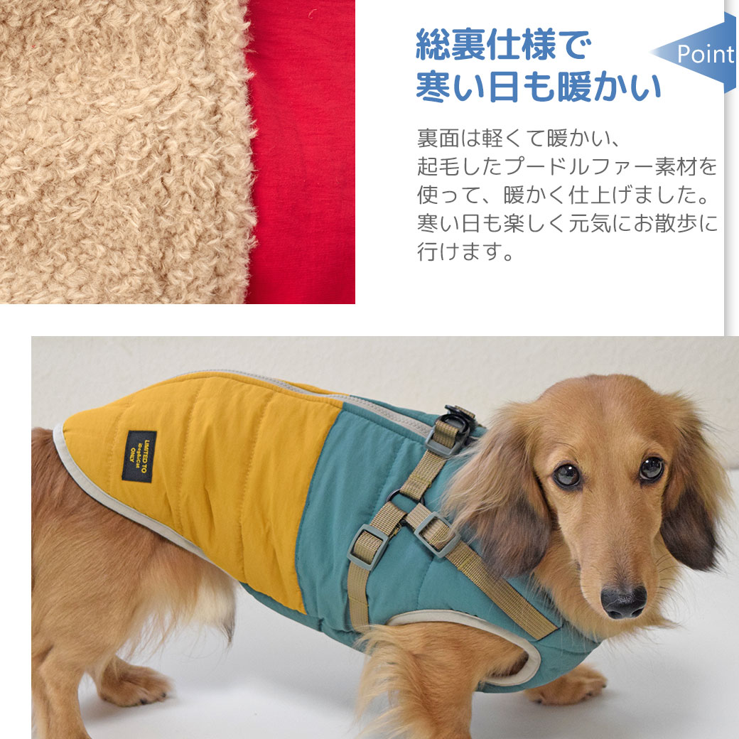 チワワ1.9kg(首19/胴29.5/丈21.5cm)のウメちゃんはツートンサーモンのSを着用