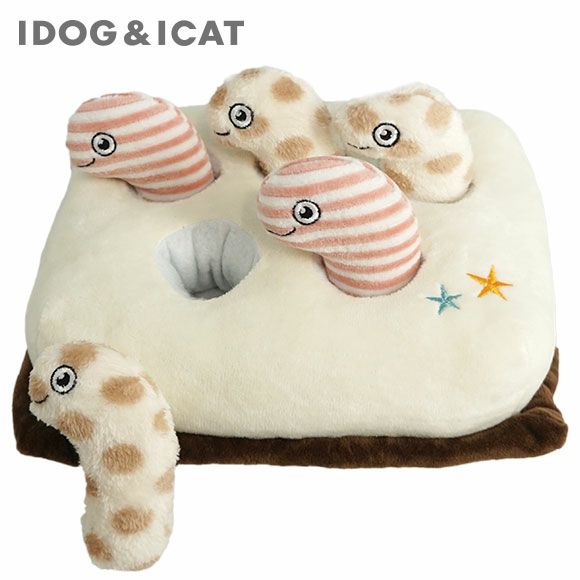 穴におやつなど入れて遊べます。