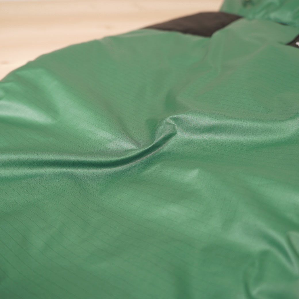 柴犬10.9kg(首42/胴58/丈43cm)のかんたくんはカモフラのLarge-Sを着用