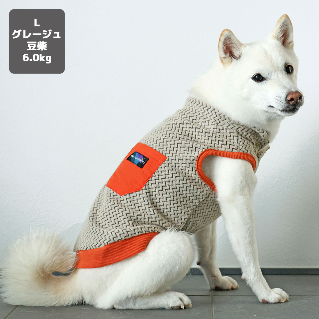 MIX5.3kg(首28/胴42/丈35cm)のごまくんはマスタードのLを着用