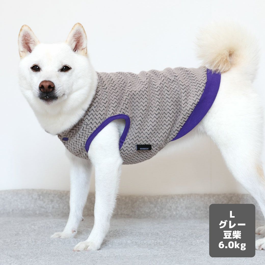 豆柴6.0kg(首31/胴45/丈33cm)のラテちゃんはグレーのLを着用