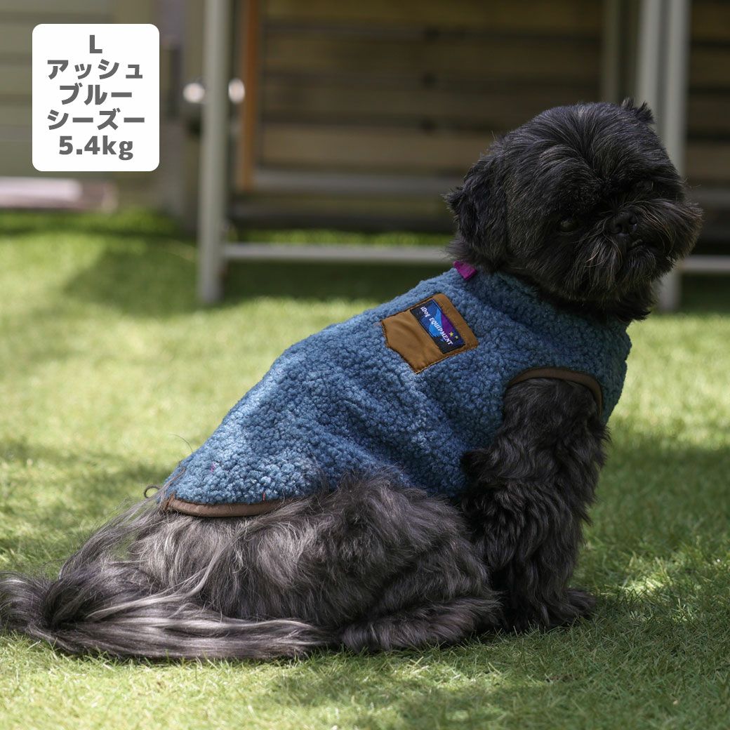 シーズー5.4kg(首26/胴38/丈38cm)のつぶくんはアッシュブルーのLを着用
