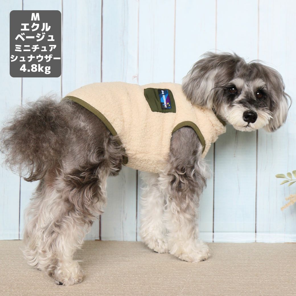 ミニチュアシュナウザー4.8kg(首22/胴39/丈29cm)のあろあちゃんはエクルベージュのMを着用