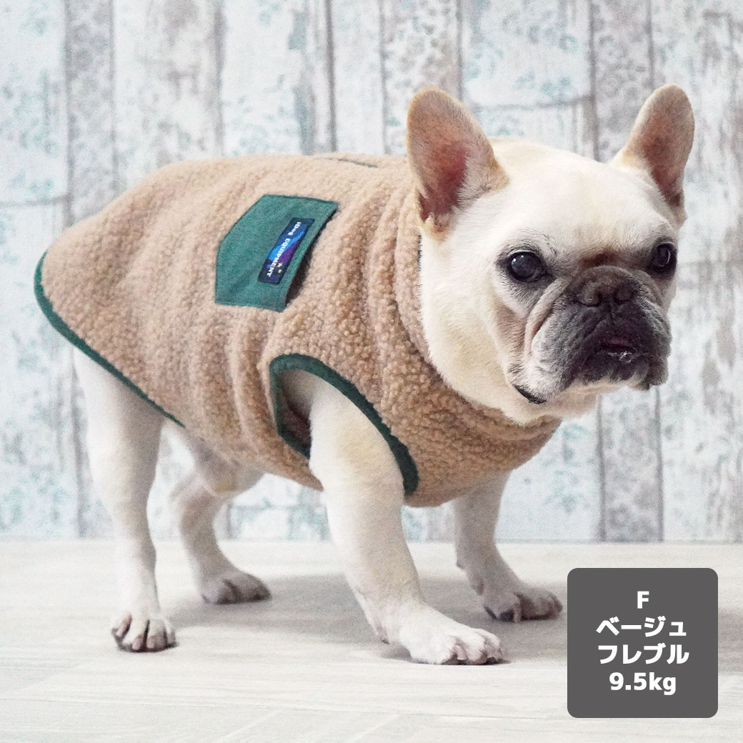 ミニチュアシュナウザー4.8kg(首22/胴39/丈29cm)のあろあちゃんはエクルベージュのMを着用