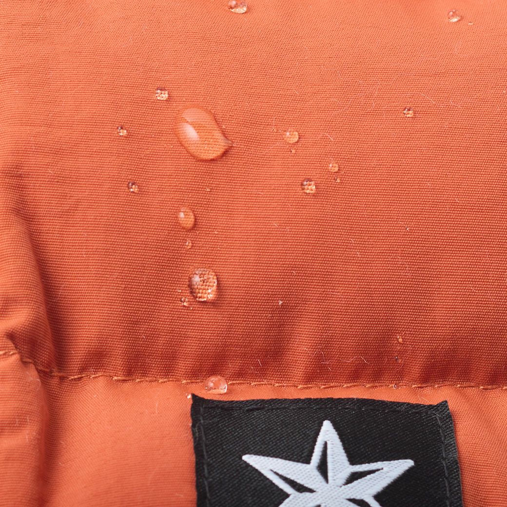 小雨や雪の日もお出かけしたい愛犬に嬉しい撥水機能のドッグウェア環境に優しく安全な自然由来のフッ素フリーな撥水加工です。