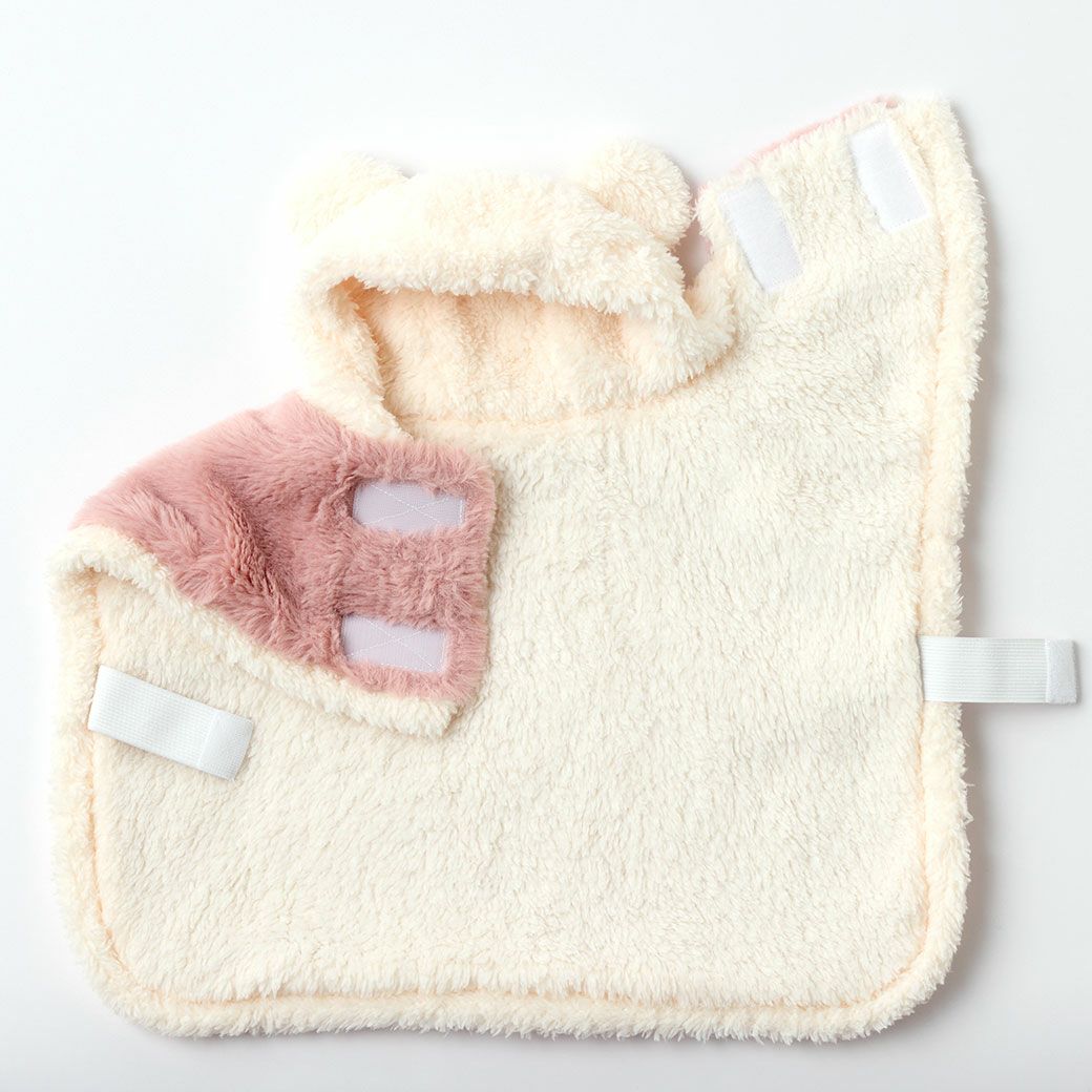 首元は面ファスナー、お腹周りはゴムひもと面ファスナーで留められる