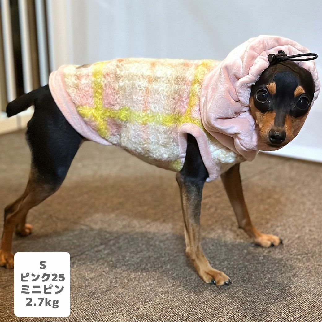 ミニピン2.7kg(首20/胴36/丈23.5cm)のルナちゃんはピンク25のS/Mを着用