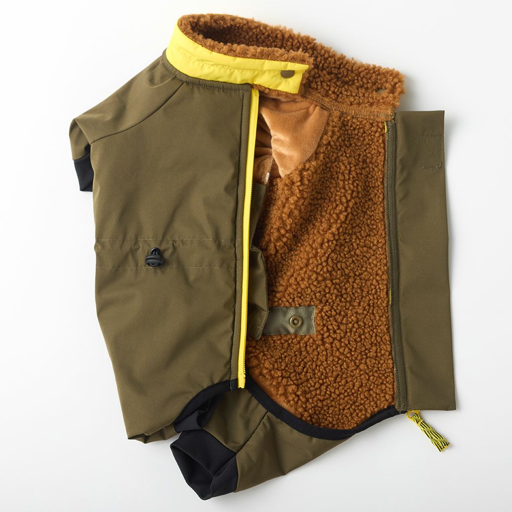 表面は防水ラミネートをかけたレイン素材、裏面はもこもこボアを使用しています