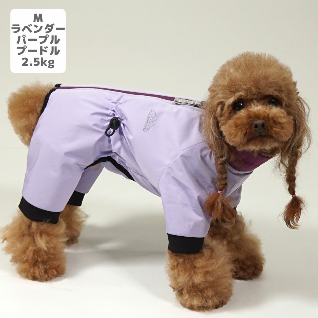 プードル2.5kg(首19/胴31/丈26cm)のグミちゃんはラベンダーパープルのMを着用