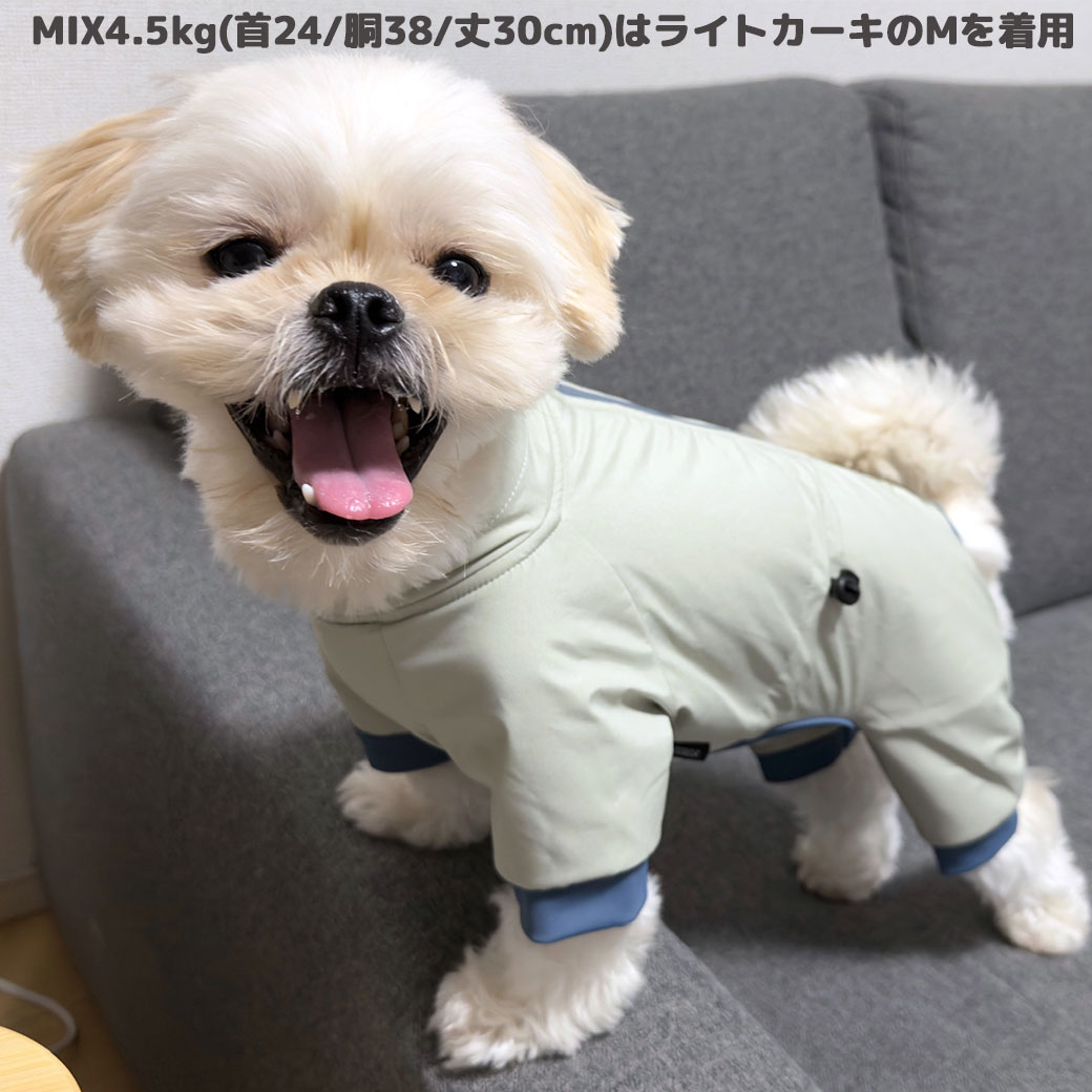 プードル2.5kg(首19/胴31/丈26cm)のグミちゃんはラベンダーパープルのMを着用