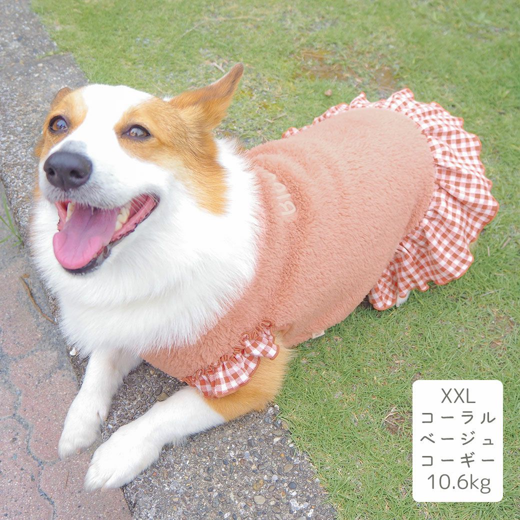 コーギー10.6kg(首36/胴51/丈37cm)のラテちゃんはコーラルベージュのXXLを着用