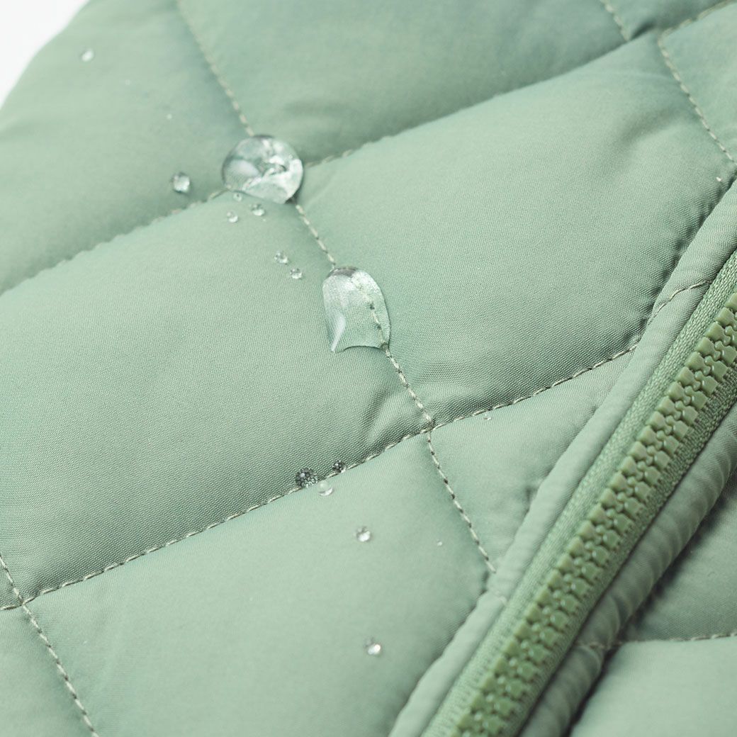 軽さと柔らかさを最重要視したサラリとした撥水素材