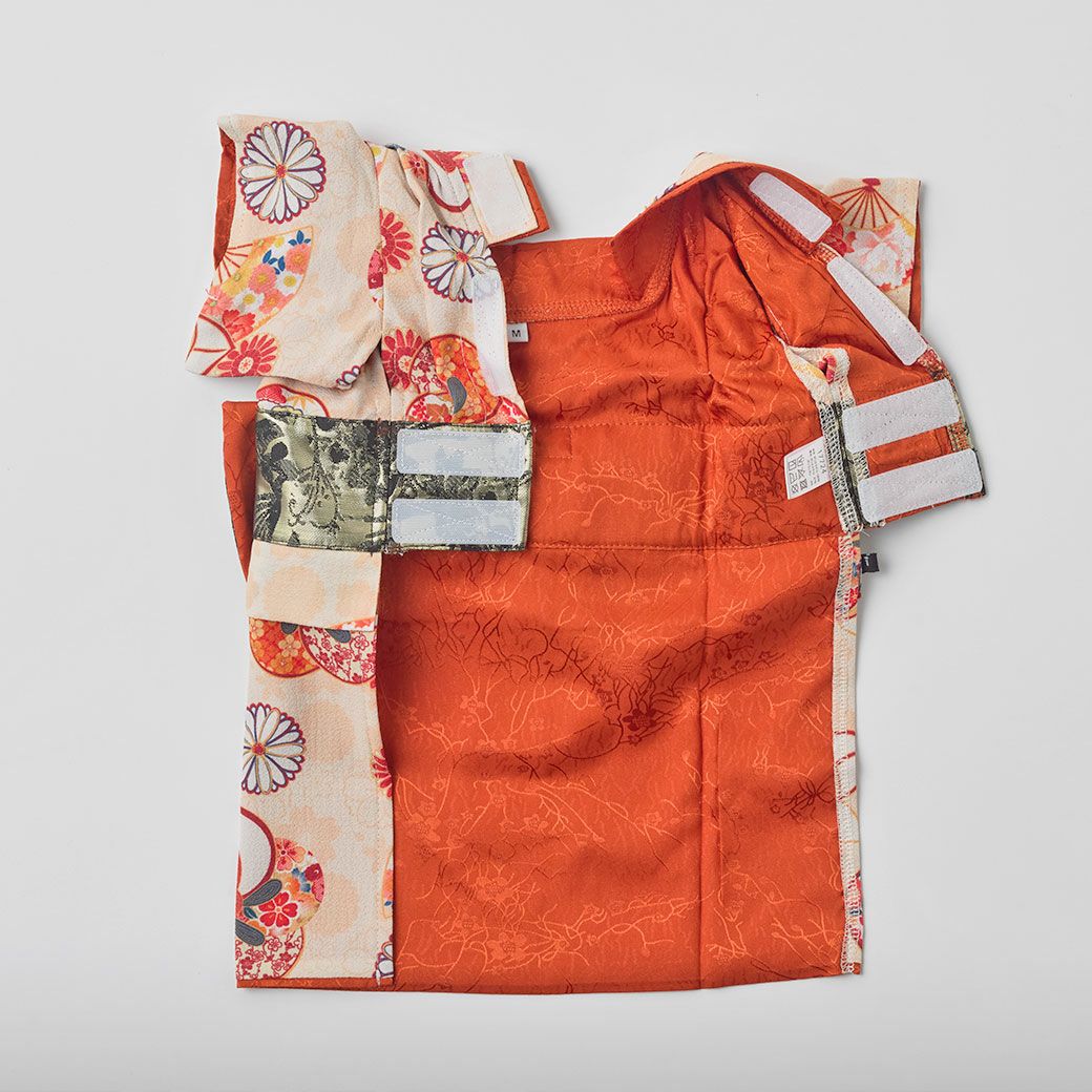 前は面ファスナーで留めるだけのカンタン着用