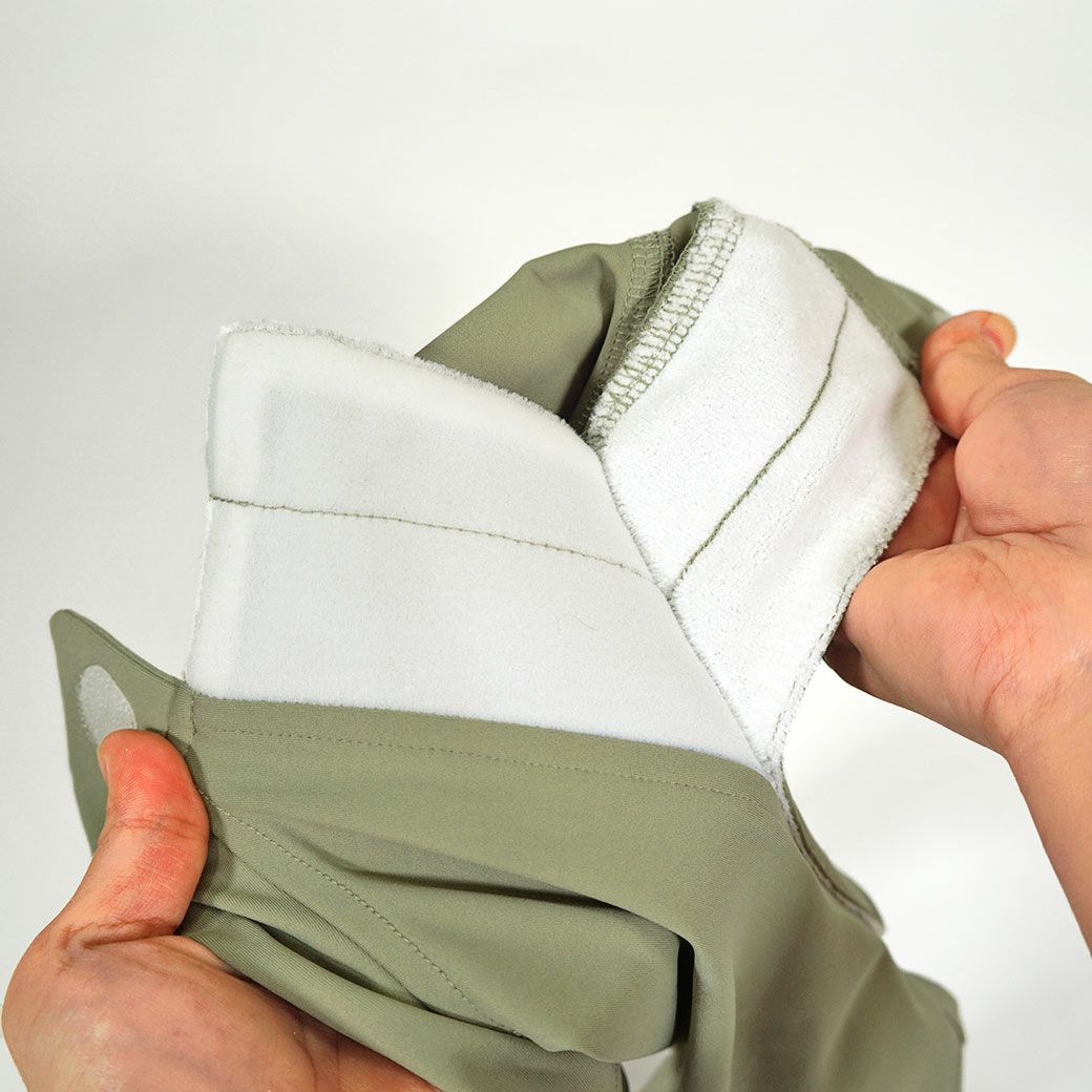 やわらかい面ファスナーの背中開きで着脱のストレスを軽減！