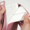 やわらかい面ファスナーの背中開きで着脱のストレスを軽減