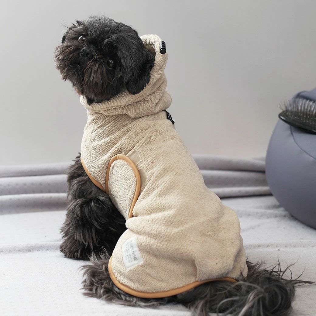 シーズー5.4kg(首26/胴38/丈38cm)のつぶくんはベージュのMを着用