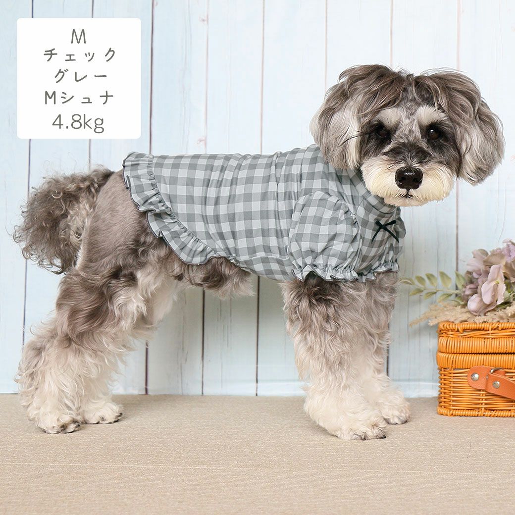 ミニチュアシュナウザー4.8kg(首22/胴39/丈29cm)のあろあちゃんはチェックグレーのMを着用