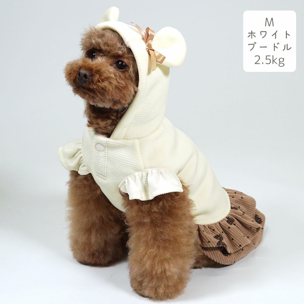 プードル2.5kg(首19/胴31/丈26cm)のグミちゃんはホワイトのMを着用