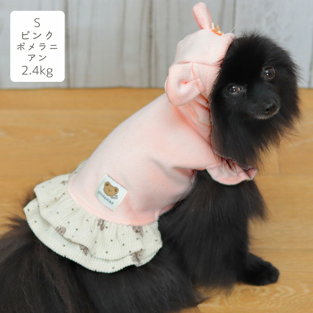 ポメラニアン2.4kg(首19/胴30/丈26cm)のはちみつちゃんはピンクのSを着用