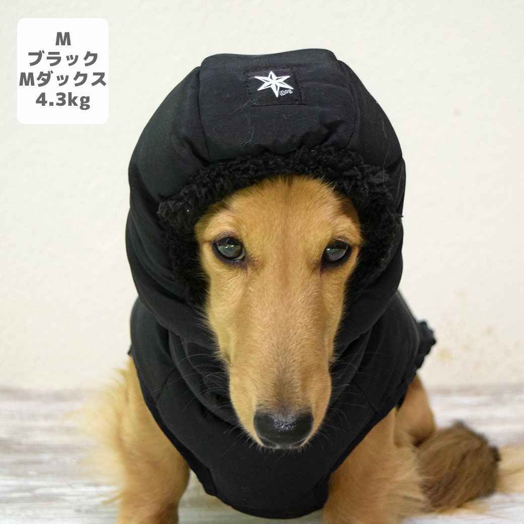 ミニチュアダックス4.3kg(首27/胴40/丈33cm)のALFaくんはブラックのMを着用
