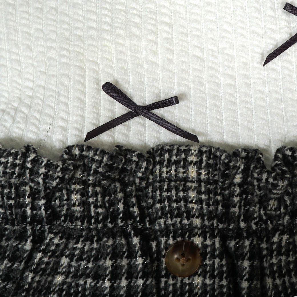 身頃は伸縮性抜群のクシュッと感のあるリブ素材です。スカートはチェック柄の素材です。