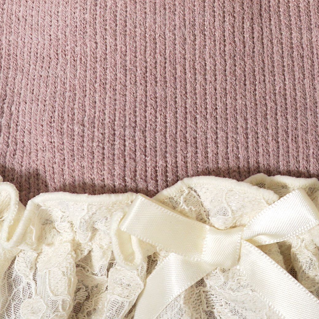 身頃はリブニット素材です。スカートはしっかりとした厚みのあるレース素材です。